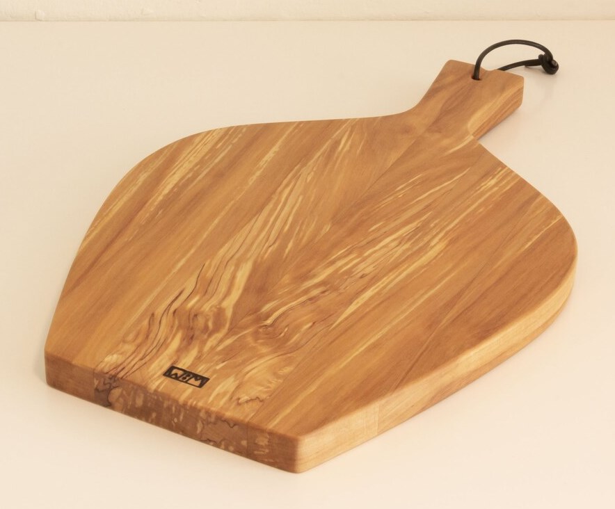butcher block rounded cutting board with flat bottom and handle
